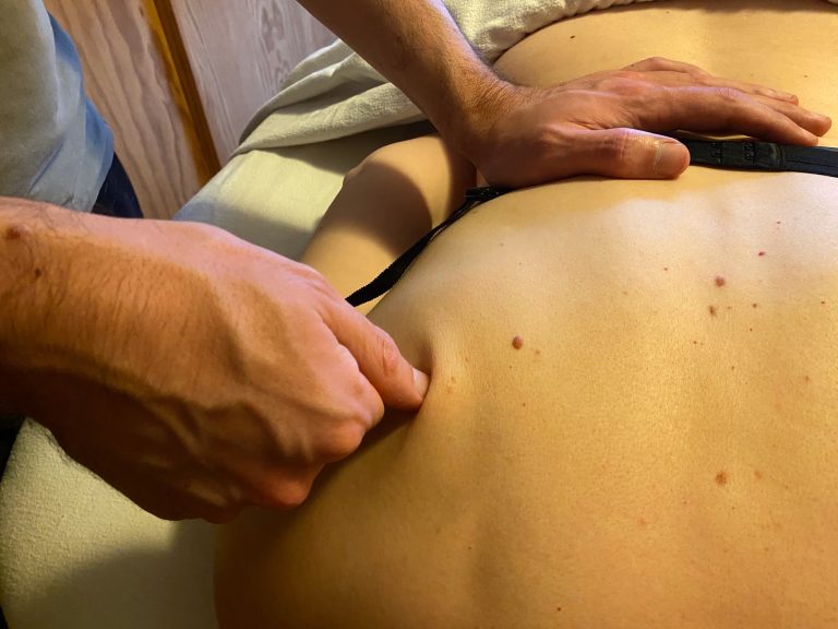 Tuina behandeling op het schouderblad bij Clos Fleuri Massagetherpie Zaventem